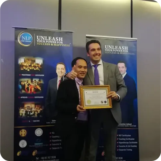 Đào Văn Xuân nhận chứng nhận NLP từ thầy Sebastien Leblond, Thái Lan 2017