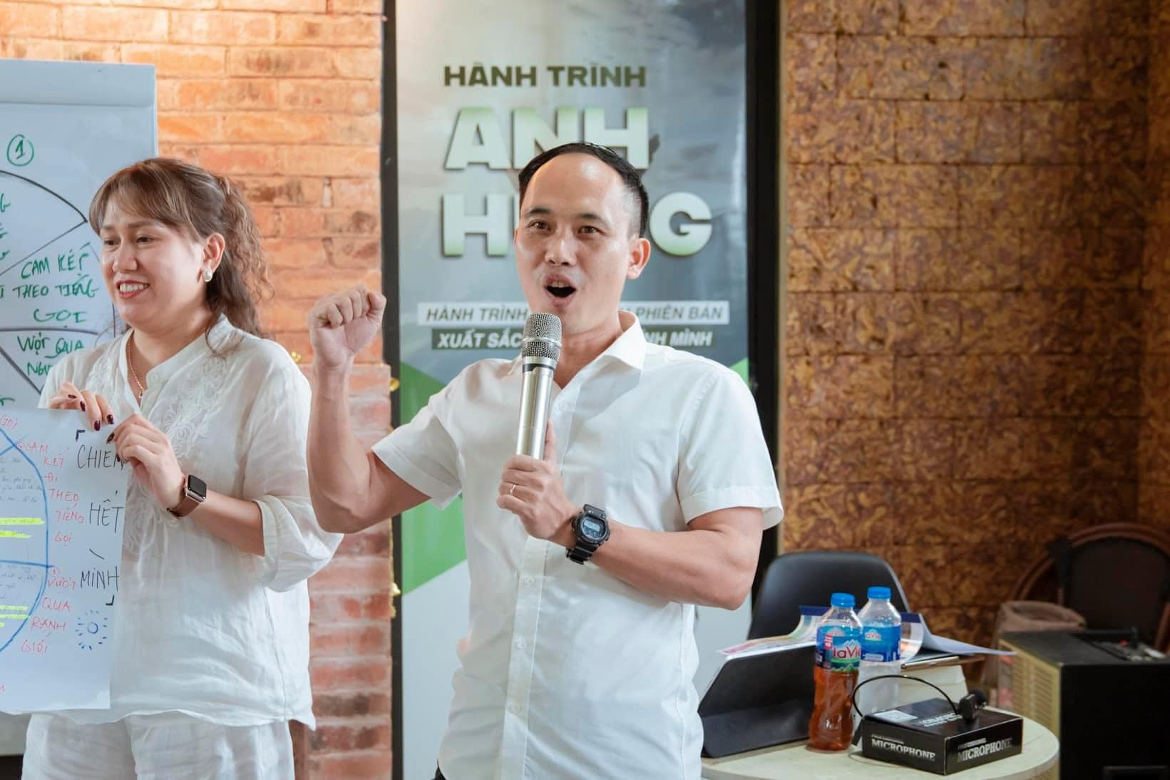 Đào Văn Xuân đứng lớp đào tạo - sự kiện Hành Trình Anh Hùng